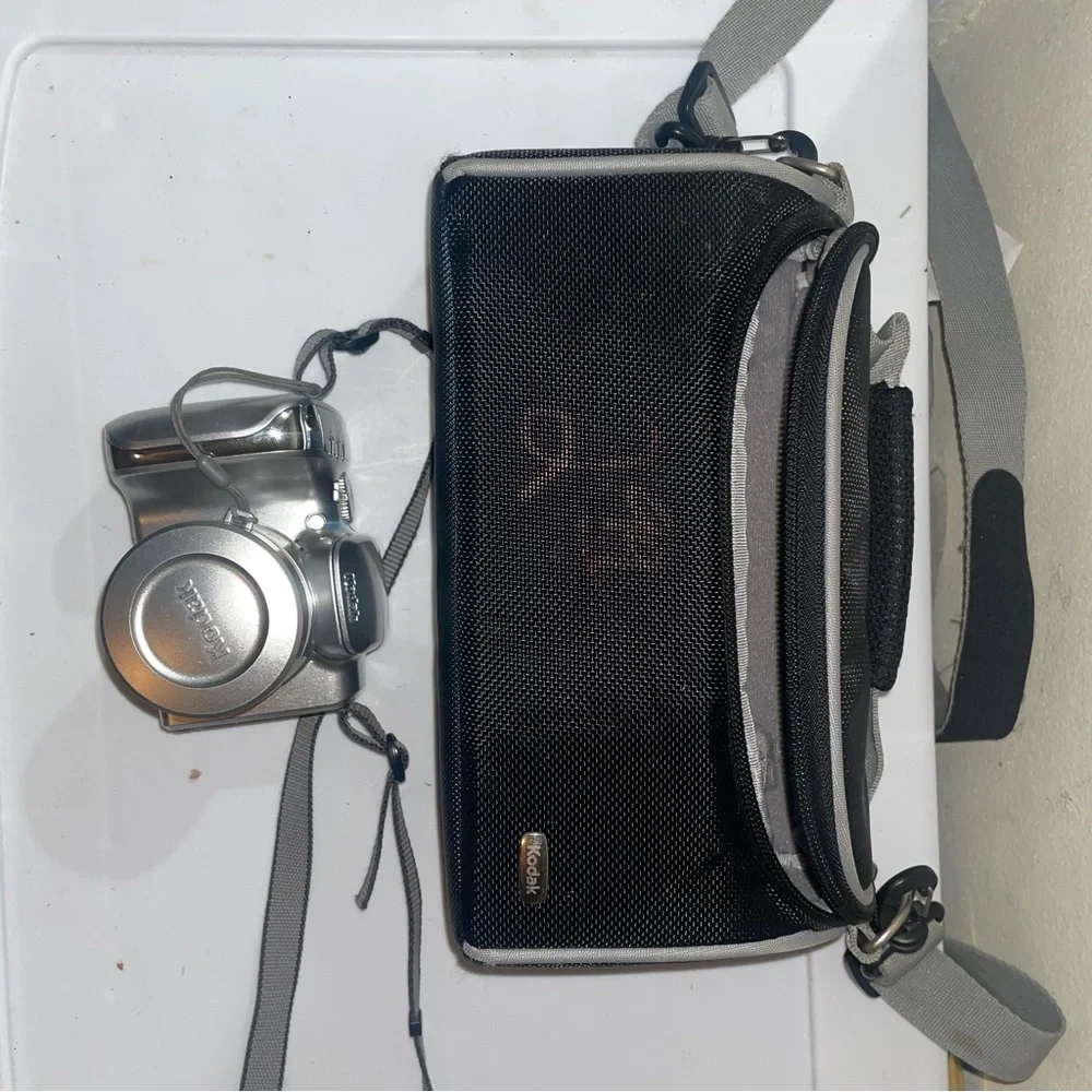 Kodak Silver Digital Camera with Lens Cap and travel case {NOT TESTED
